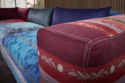 Opera-LE22 von Schröno - Polstersofa rechts rot-blau-grün gemustert